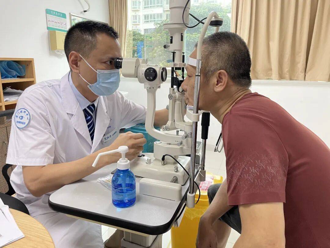 术后直呼“我想赶紧做第二只眼”！六旬大爷在厦门眼科中心漳州眼科医院清晰逆袭