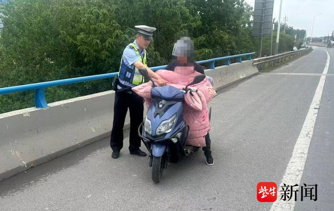 骑行五小时疲惫不堪，盐城男子路口停车酣睡被交警及时唤醒
