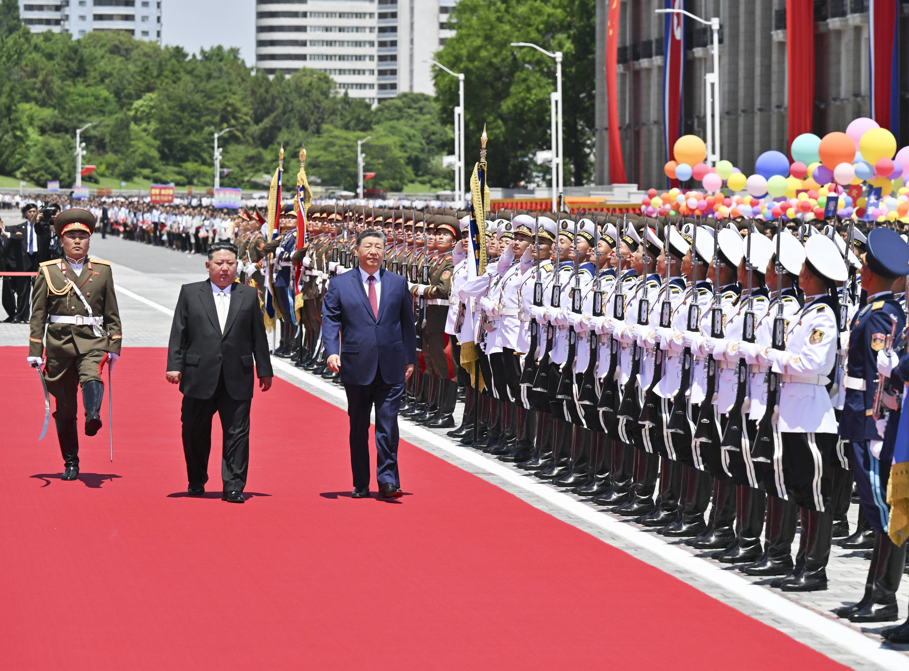 习近平出席金正恩举行的欢迎仪式